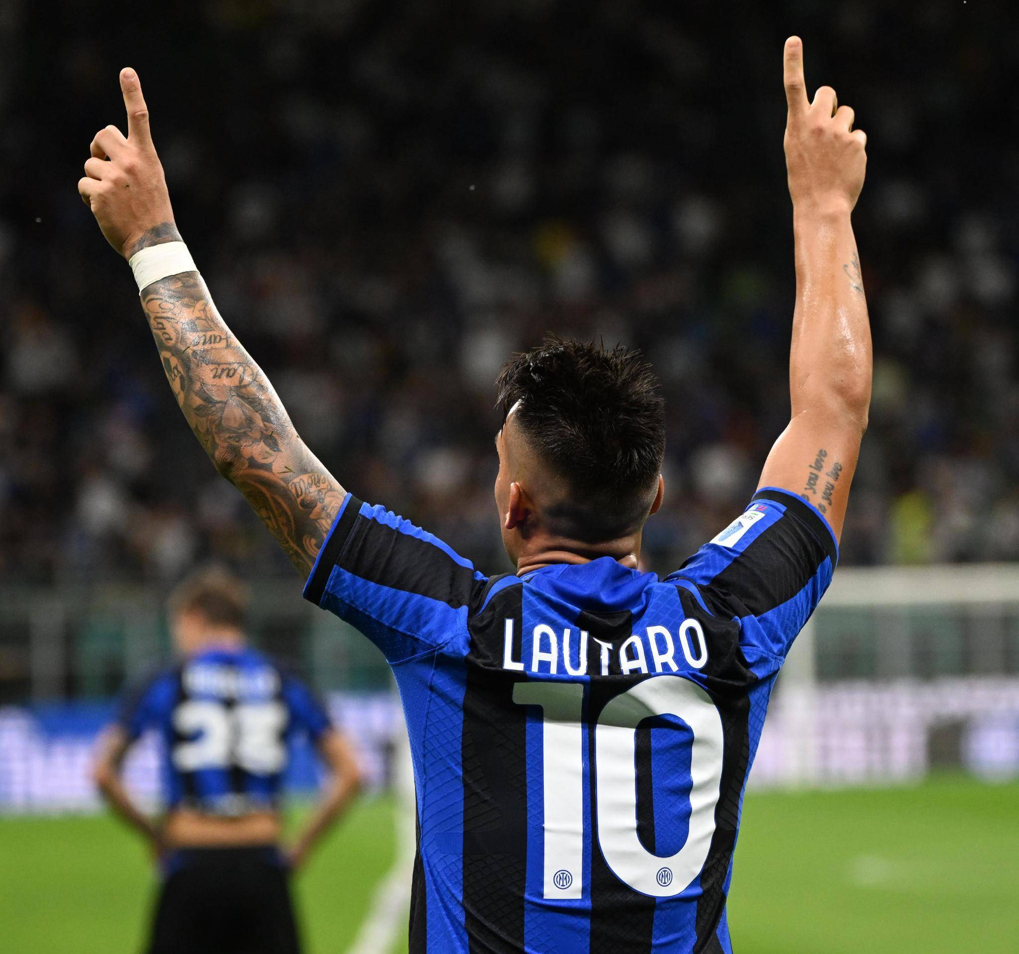 勇士主场力克雄鹿 库里31分领衔全队 双星合璧布阵显威