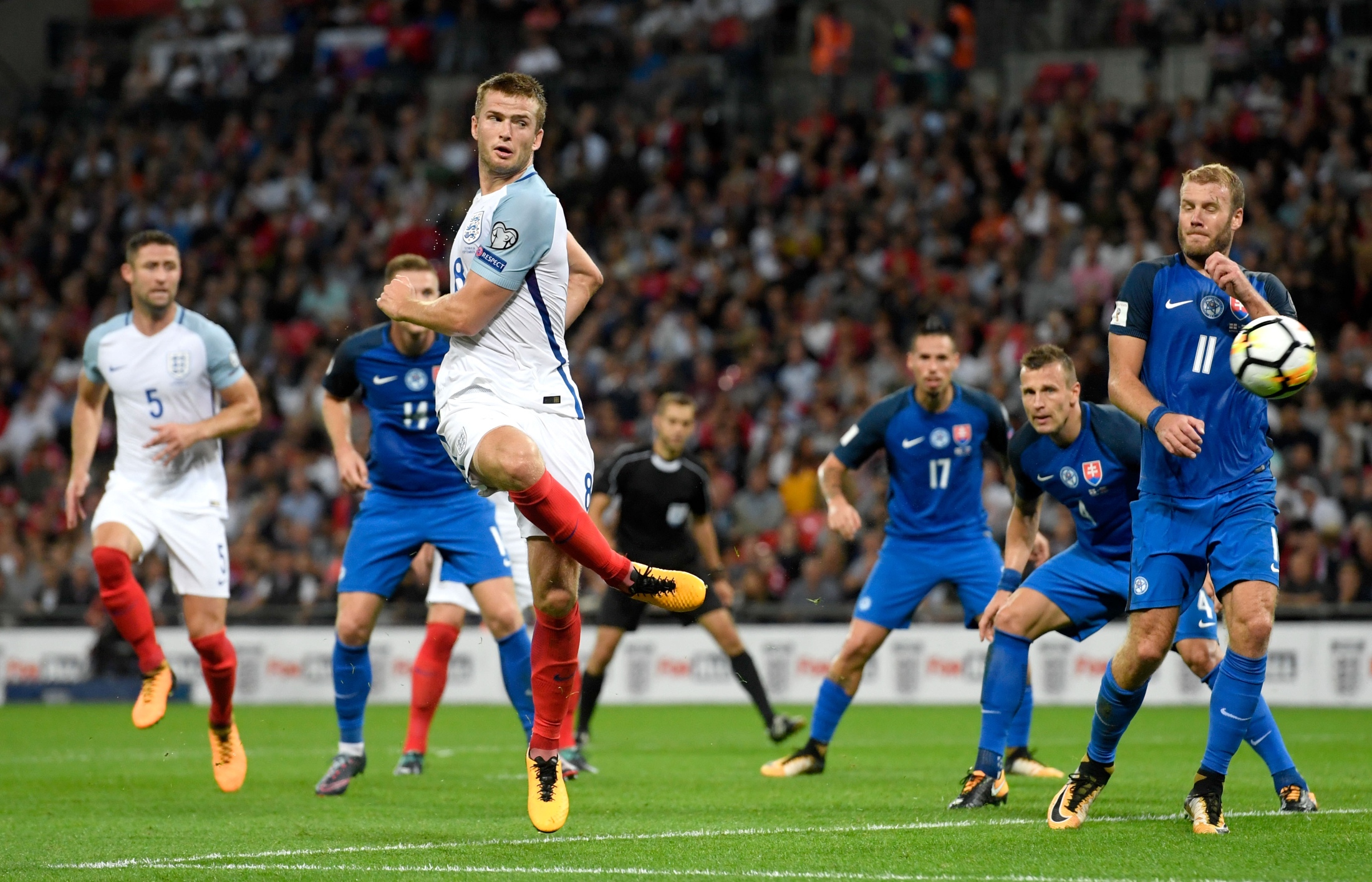 布克13+8狄龙21分杰克逊19分 灰熊不敌太阳